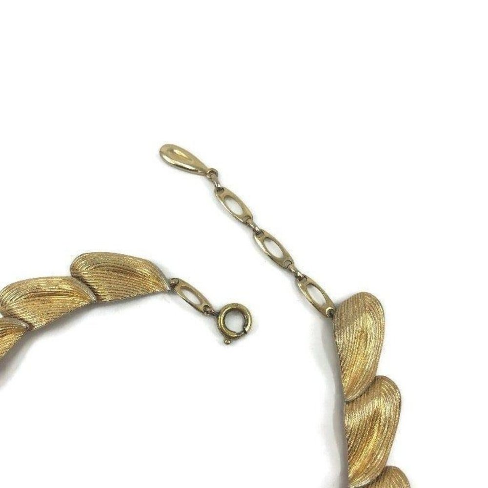 Vintage Brushed Gold Necklace & Earrings - Picture 5 of 8